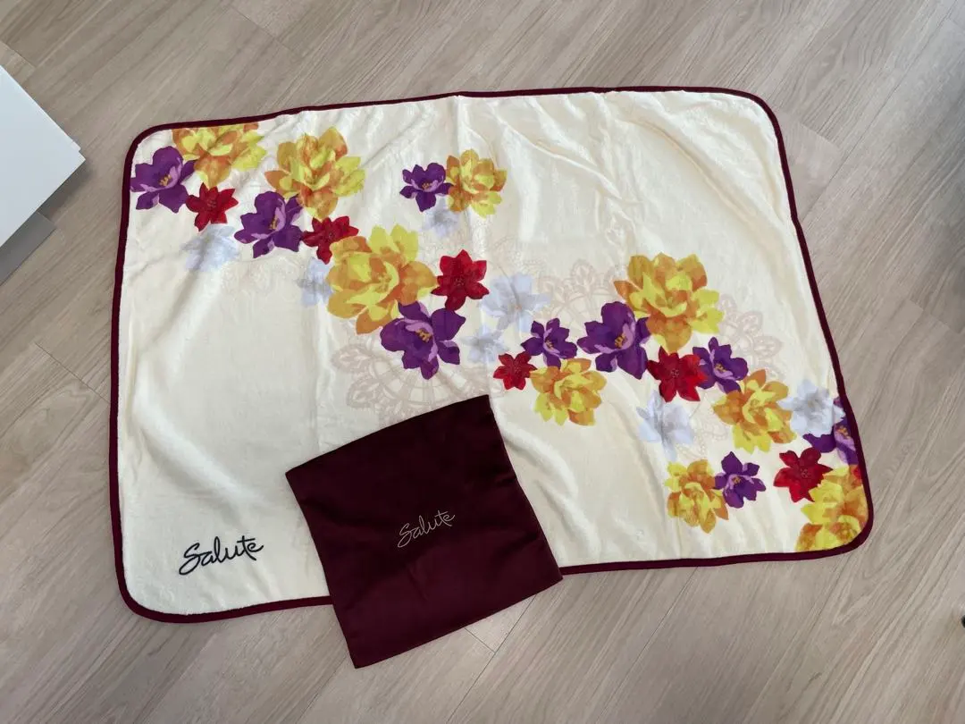 莎露朵 ☆ 毛毯抱枕 的縮圖