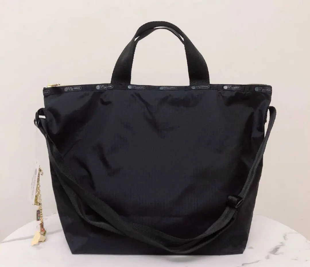 未使用タグ付き⭐︎LESPORTSAC 香港限定 黒リュック　チャーム付き 2025年最新】レスポ 香港限定の人気アイテム - メルカリ