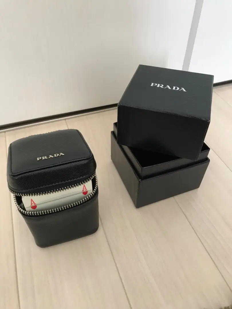 ブラック トランプカード付サフィアーノ ケース | PRADA
