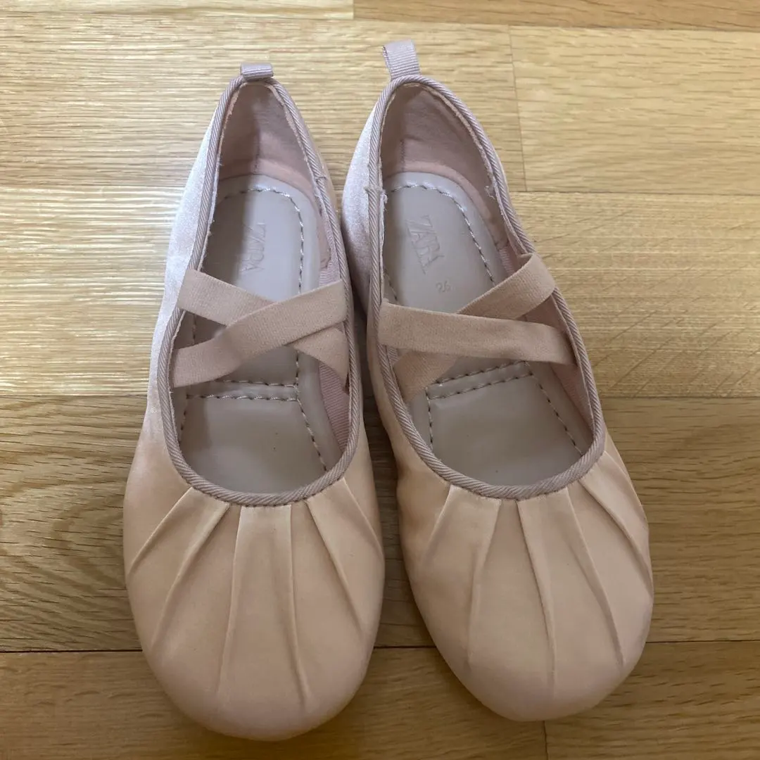 ZARA 米色 平底鞋 的縮圖