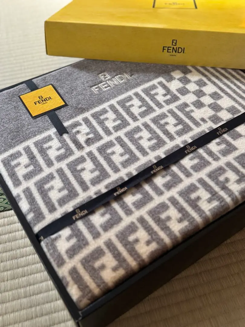 【未使用】FENDI 綿毛布 箱無し FENDI（毛布）のフリマアイテム一覧