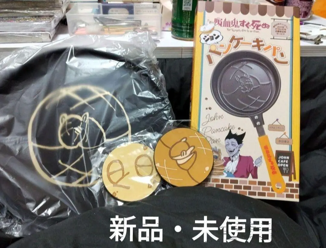 吸血鬼すぐ死ぬ　吸死　全サ　缶バッジ　アクスタ　ジョン　貯金箱　パンケーキ TVアニメ「吸血鬼すぐ死ぬ2」より、描きおろしイラストを使用
