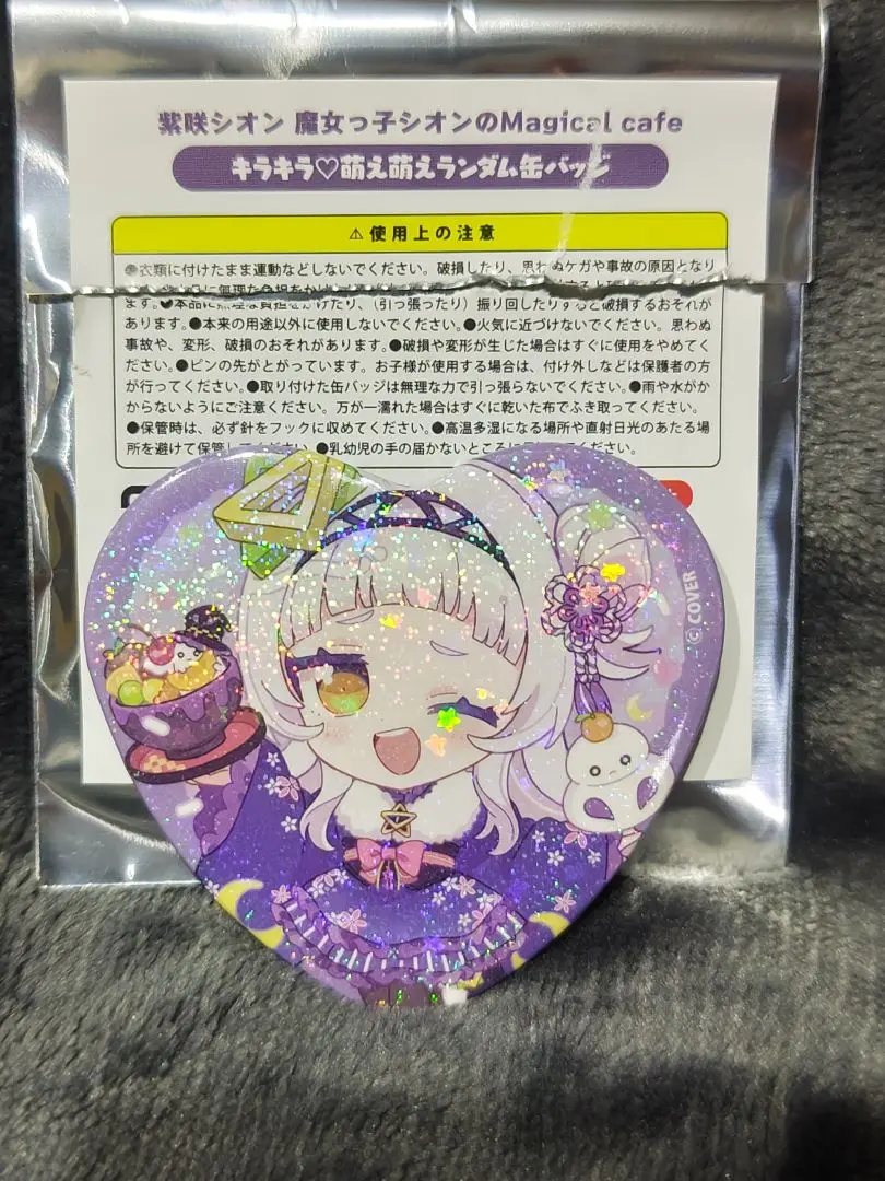 ホロライブ 紫咲シオン コラボカフェ 缶バッジ 制服