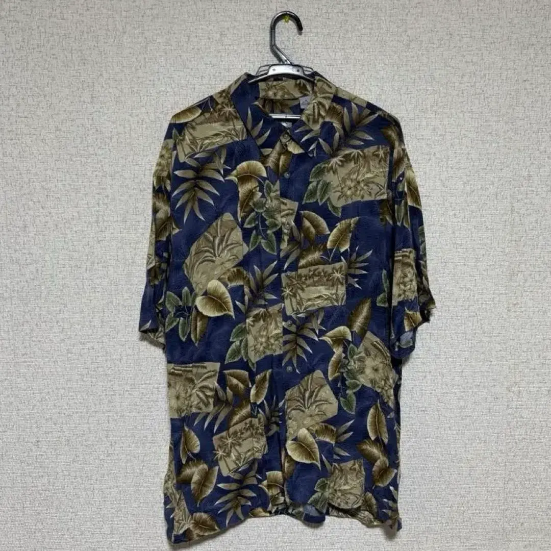 Thumbnail of Patterned shirt, XL size