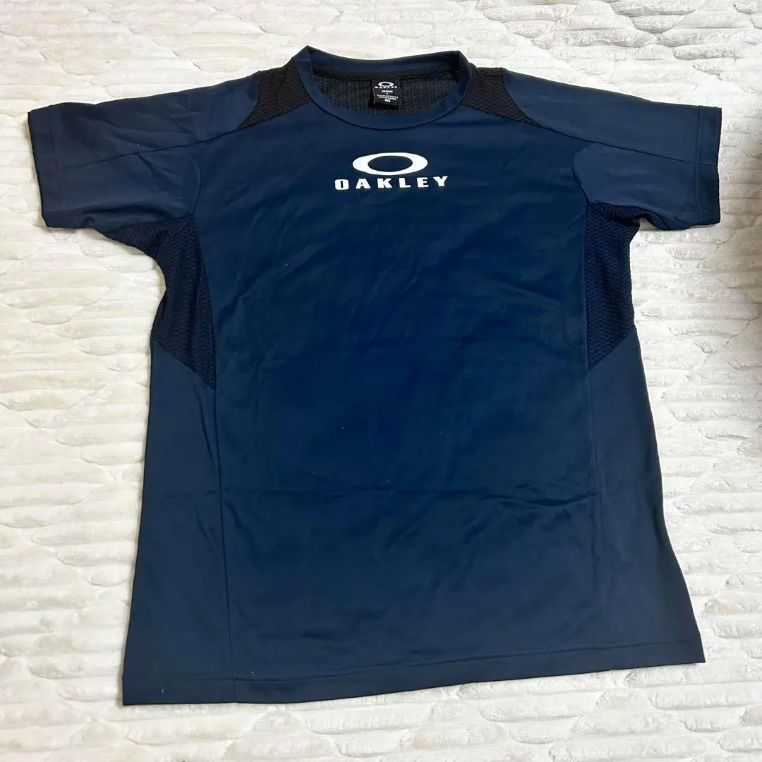 深藍色 T 恤 的縮圖