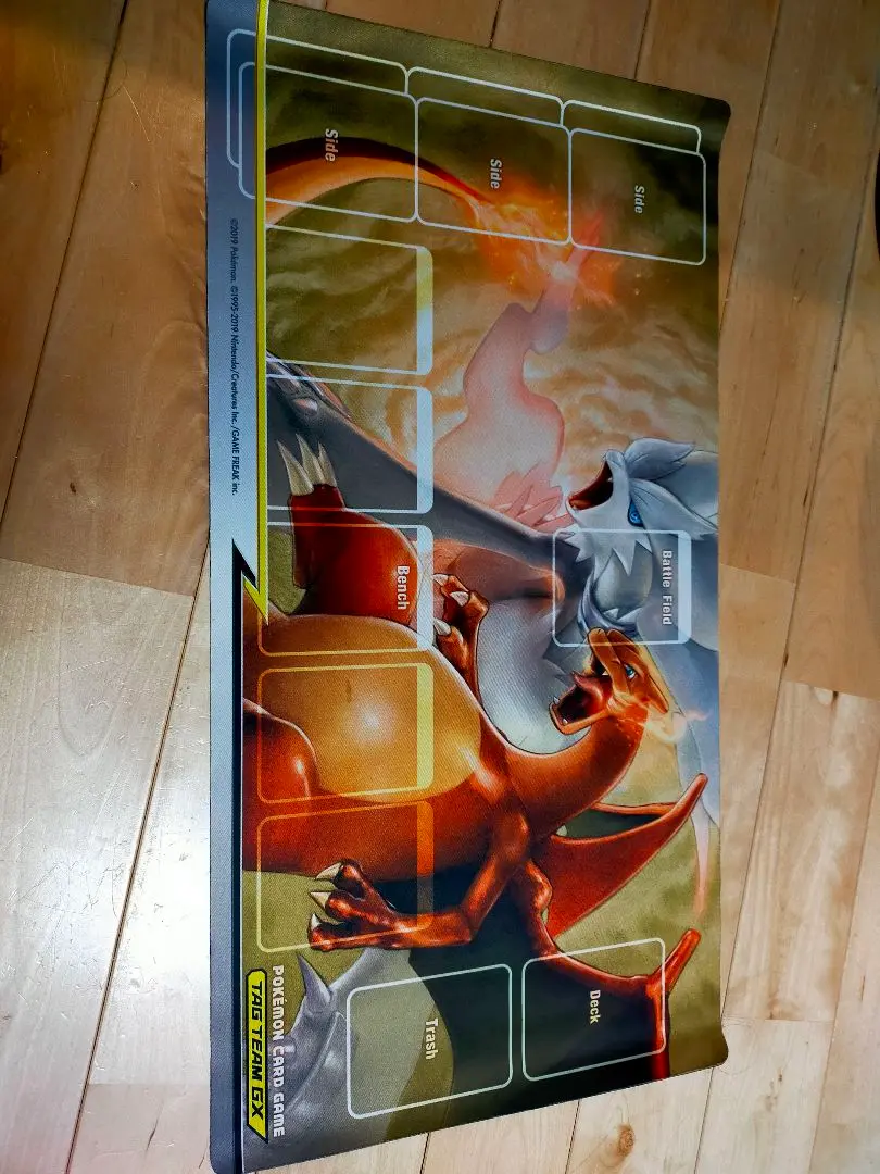 【海外限定】レシリザ プレイマット 美品 最終値下げ 2025年最新】ポケモンカードゲーム ラバープレイマット レシラム
