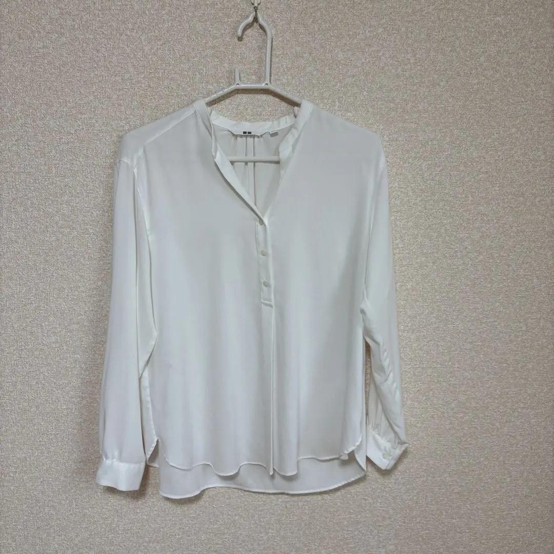 Thumbnail of White long-sleeved shirt, V-neck, with buttons