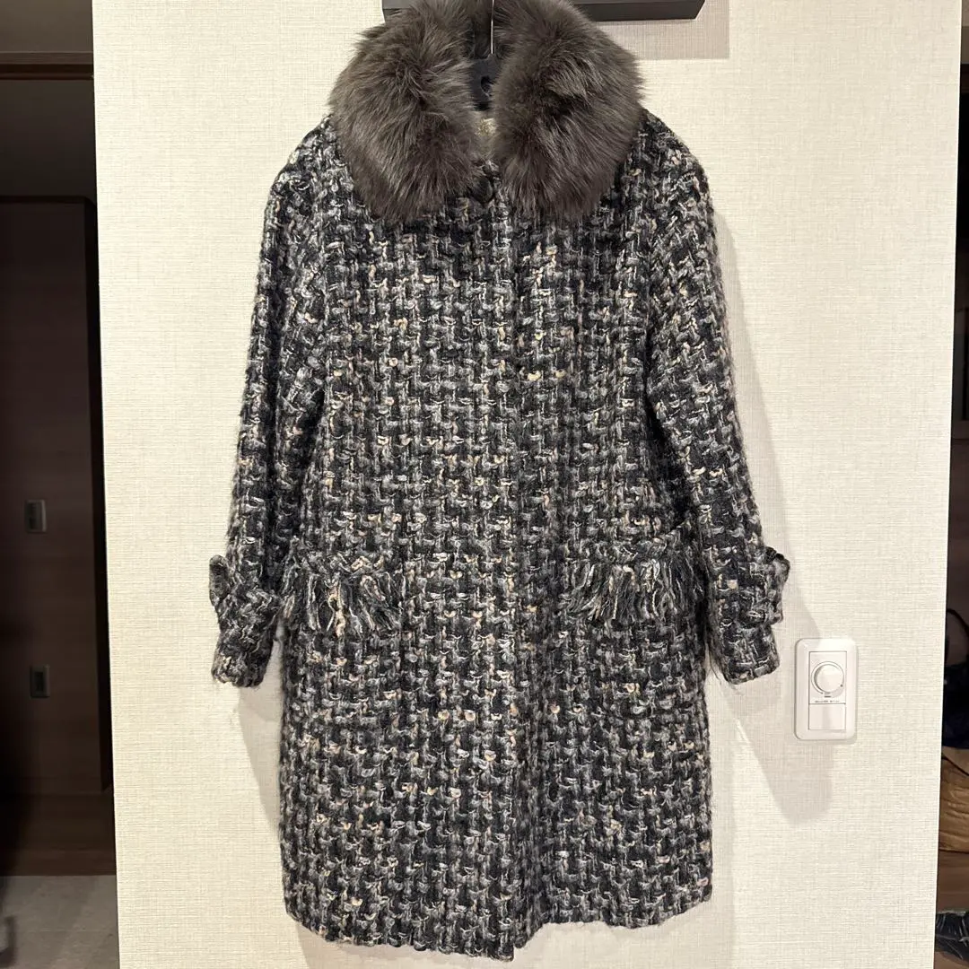 附狐毛的粗花呢長大衣 的縮圖