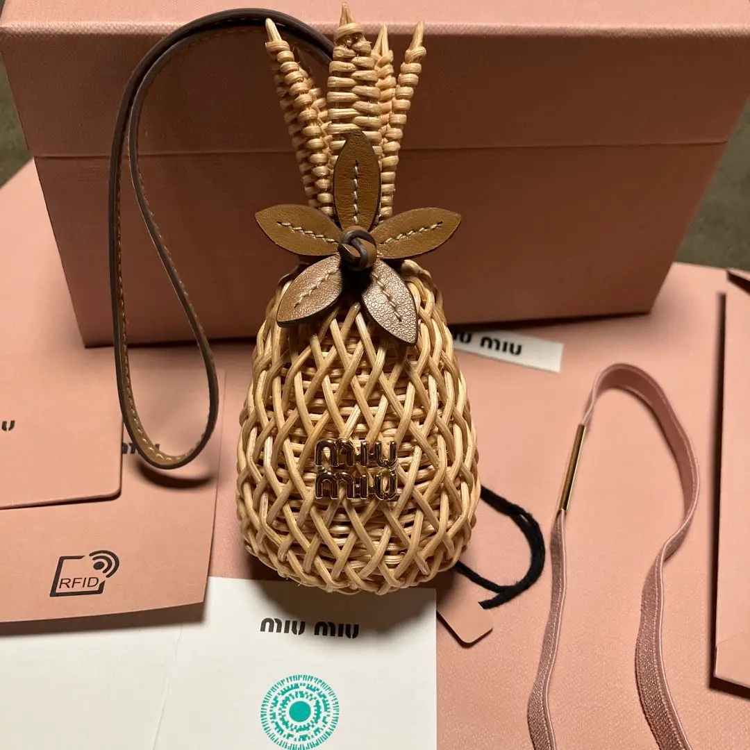 【新品未使用】miu miu 花型 チャーム Miu Miu チャーム - Naturale | FWRD