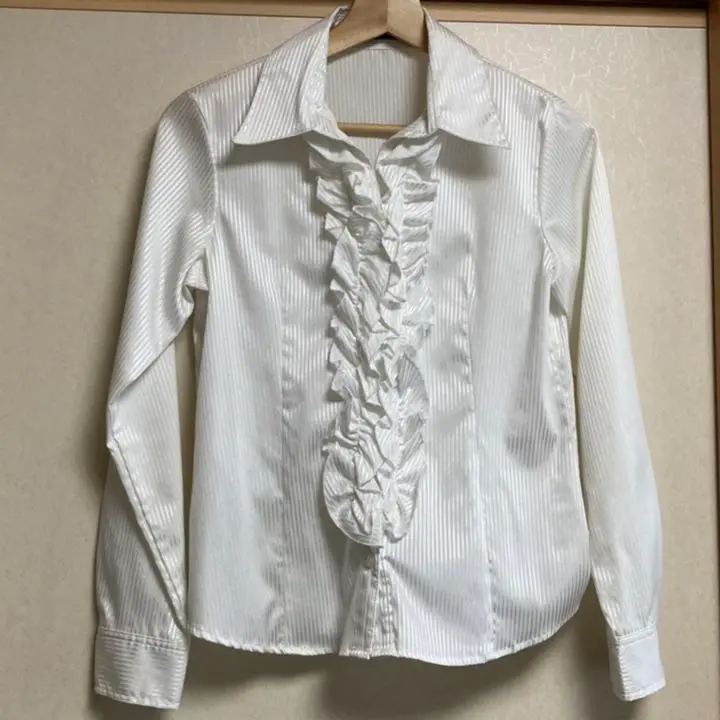 荷葉邊女襯衫 的縮圖