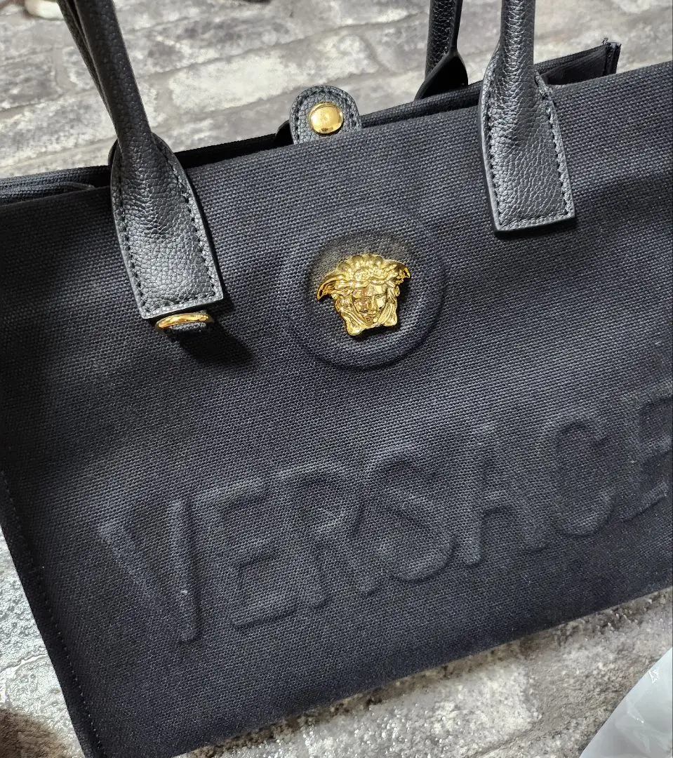 週末まで金額　ヴェルサーチ ロゴ刺繍 キャンバス トートバッグ 大容量 ブラック 2025年最新】VERSACE メンズ トートバッグの人気アイテム - メルカリ