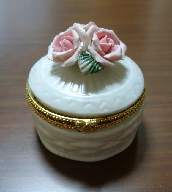 Thumbnail of Small box with rose decorations; roses