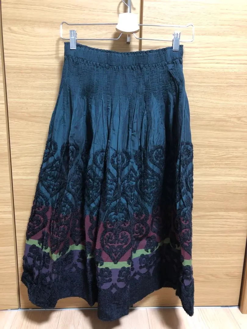 me ISSEY MIYAKE フレアスカート 茶 刺繍 膝下 シワ加工 F 2025年最新】me by ISSEY MIYAKE レディース ロングスカートの
