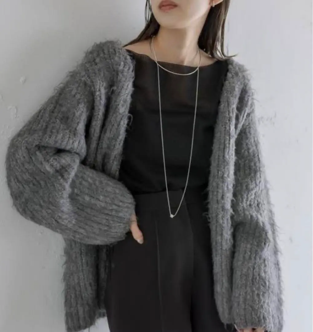 神秘 灰色 開襟毛衣 的縮圖