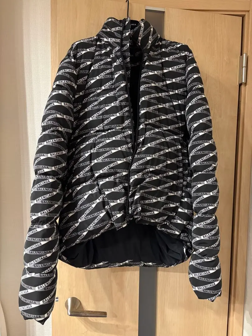 ●送料込●BALENCIAGA●BBモノグラムC-Shape ダウンジャケット 0400018089498_BLACK?wid=600&