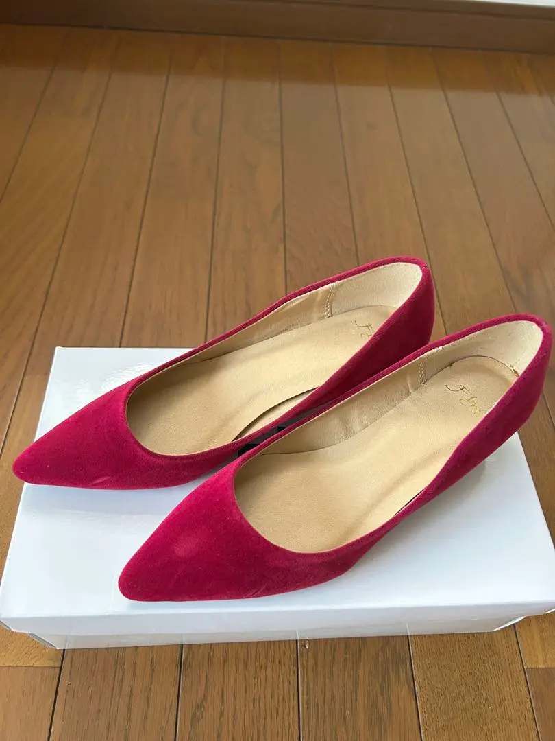 Thumbnail of FIN pointed toe pumps