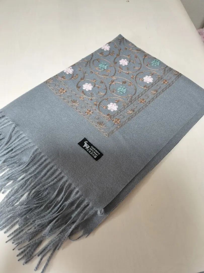 23. ウズベキスタン直輸入　カシミヤ100% 刺繍ストール　ベージュ ウズベキスタン直輸入 カシミヤ100% 刺繍ストール ベージュ