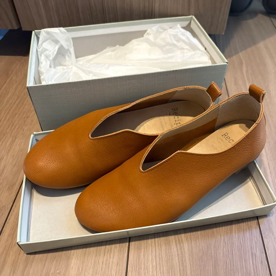 Thumbnail of ⭐️Excellent Condition⭐️ Studio Clip Leather V-Cut Slip-ons, 24.5 cm