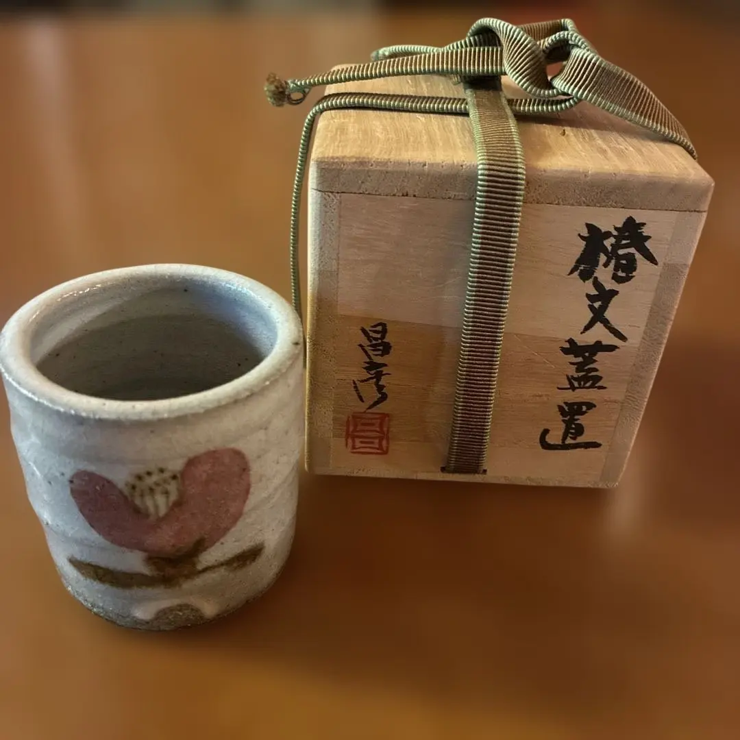 Thumbnail of Camellia-pattern lid rest