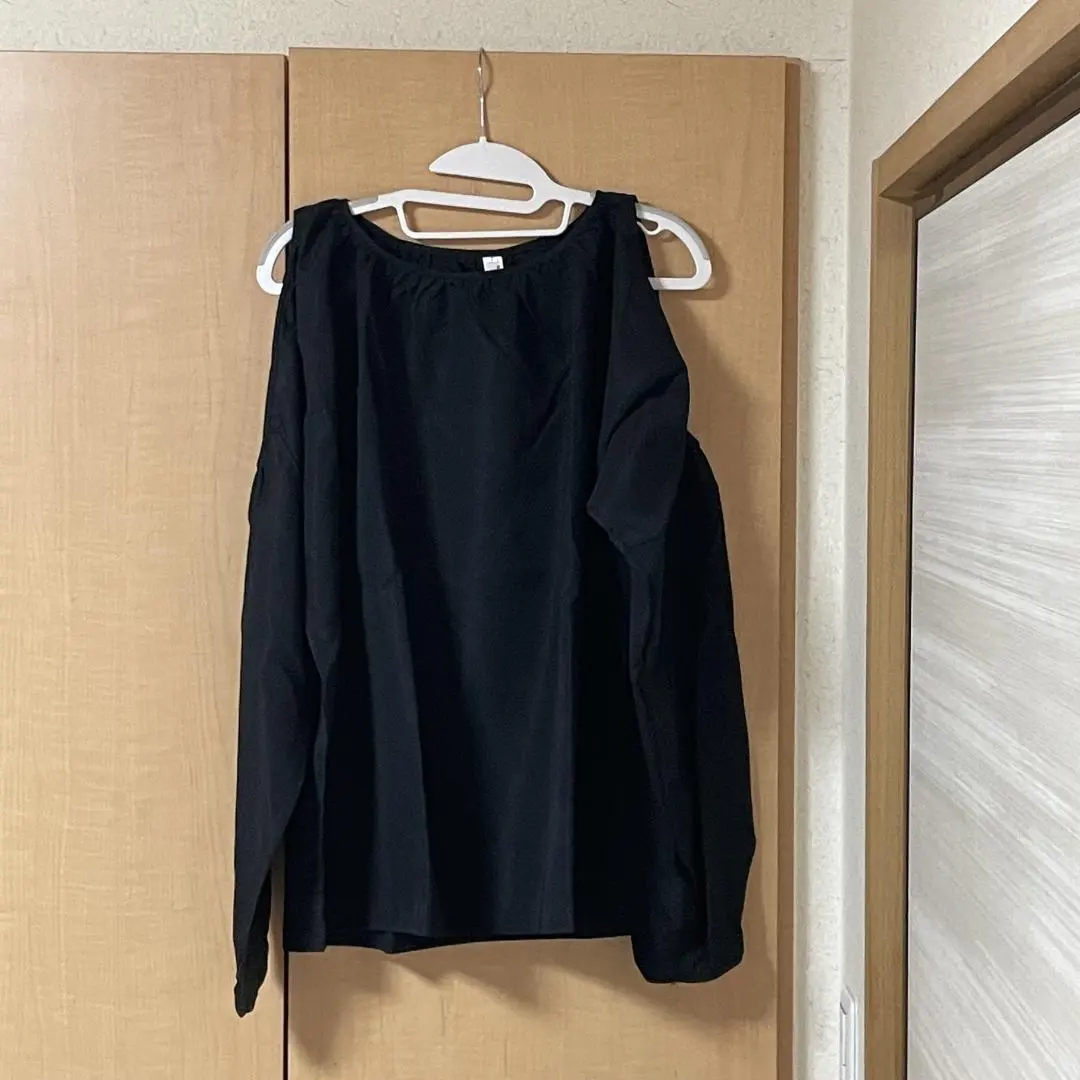 露肩黑色長袖襯衫 的縮圖