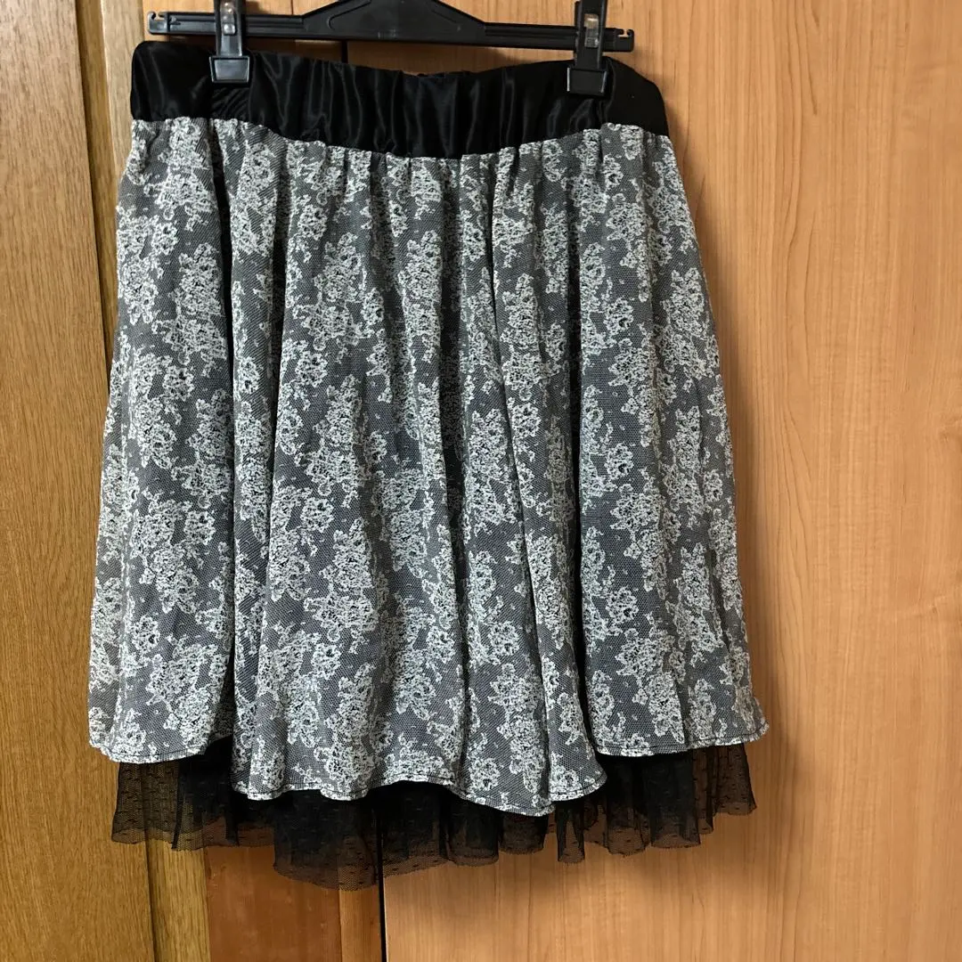 黑白花紋喇叭裙 的縮圖