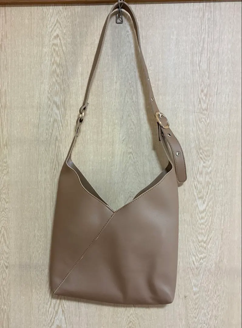 附收納包斜背包 的縮圖