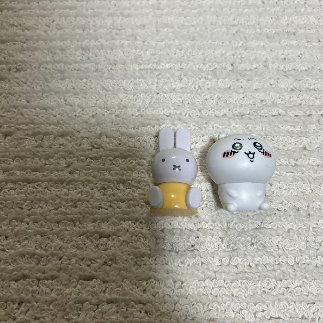 兔子和白色吉祥物 的縮圖