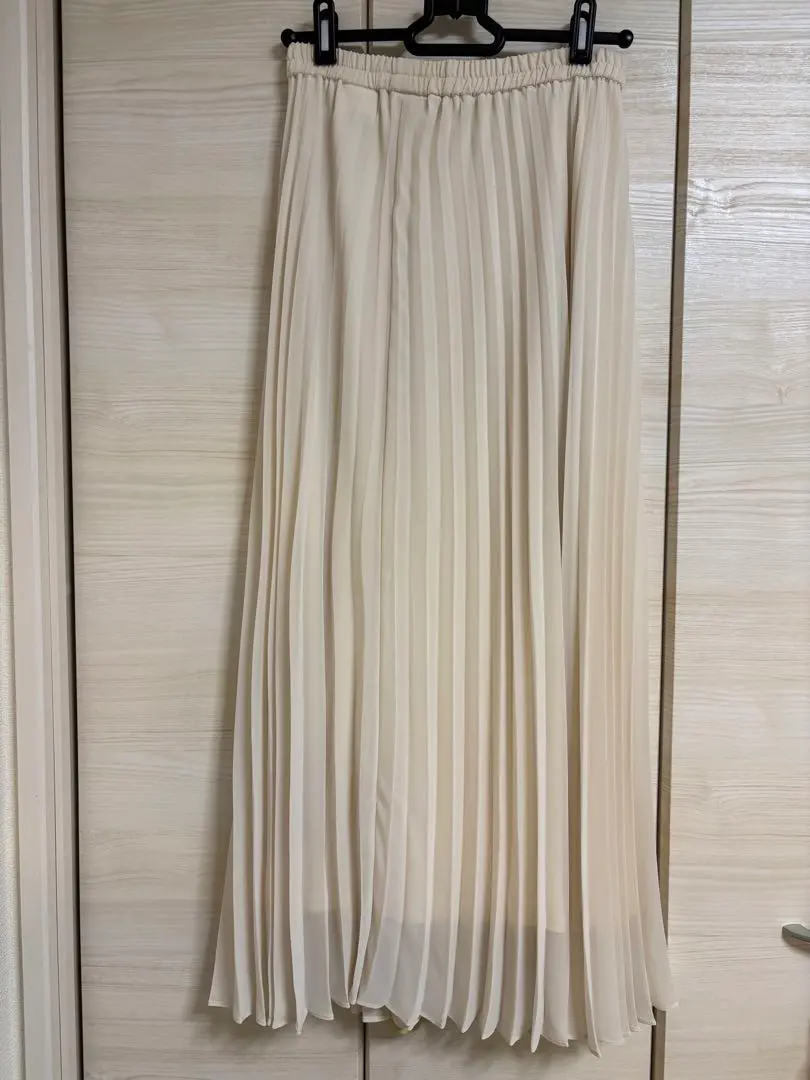 Thumbnail of Unworn UNIQLO pleated skirt, white chiffon skirt, size S