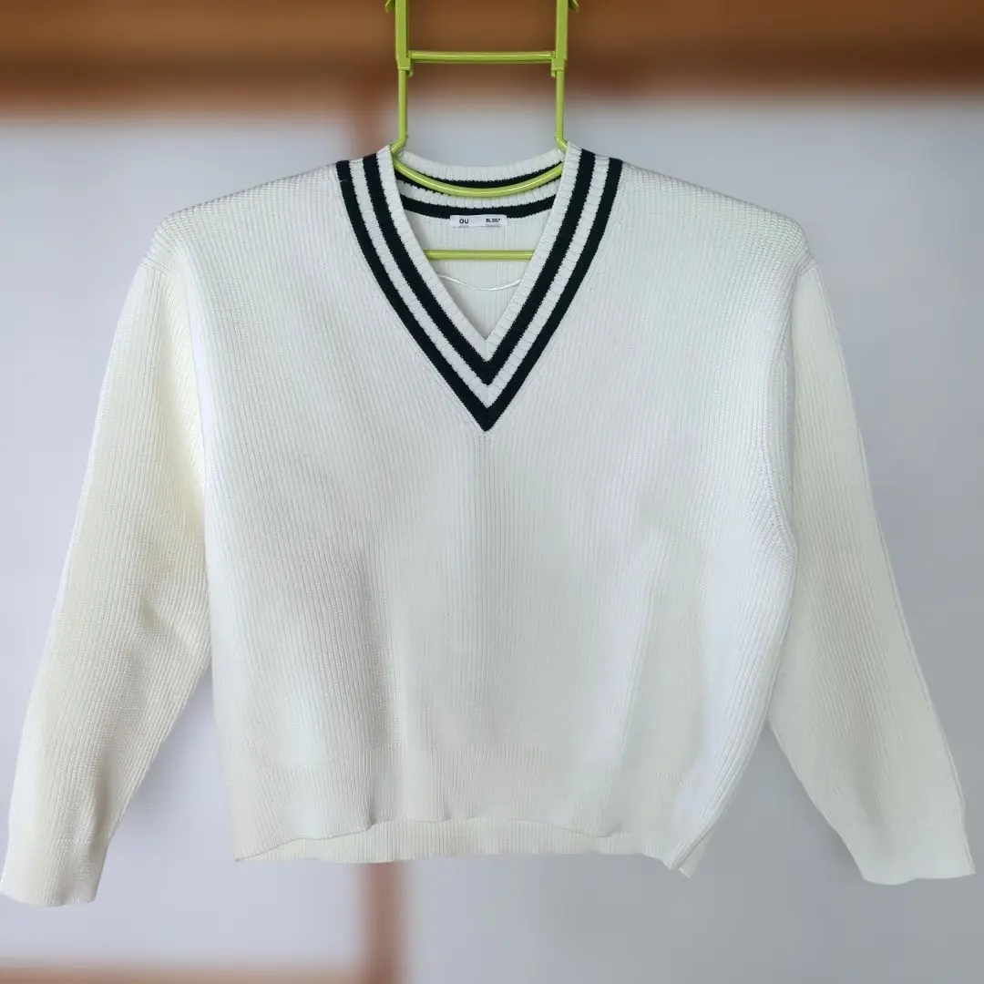 Thumbnail of GU White V-Neck Knit XL