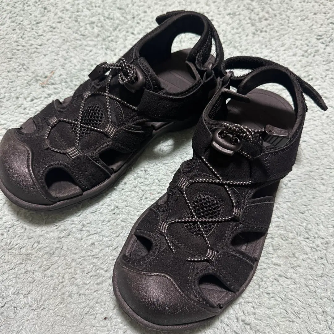 黑色運動涼鞋 的縮圖