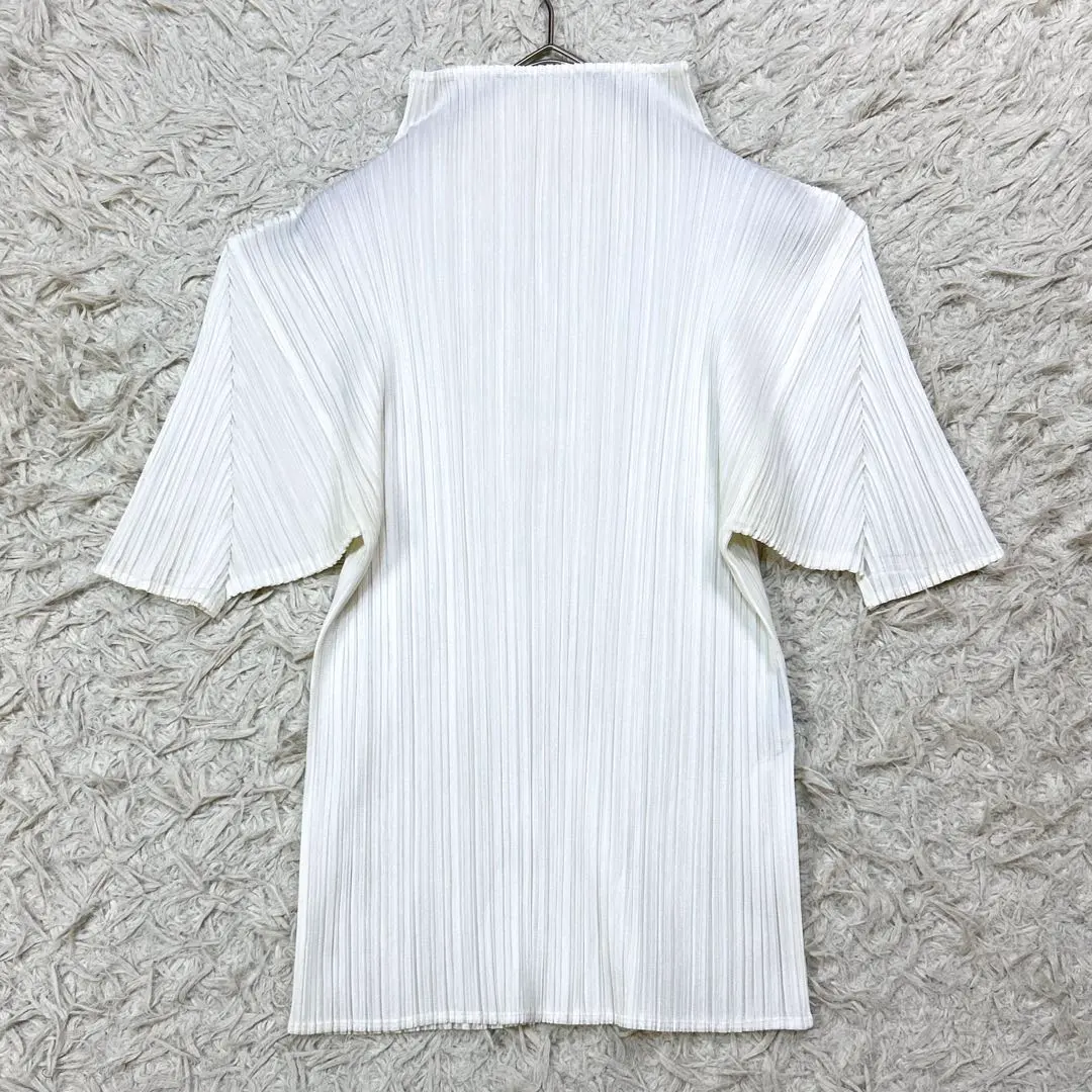 【美品】プリーツプリーズ　ネイビーとホワイトのドット柄半袖カットソー 美品】プリーツプリーズ ネイビーとホワイトのドット柄半袖