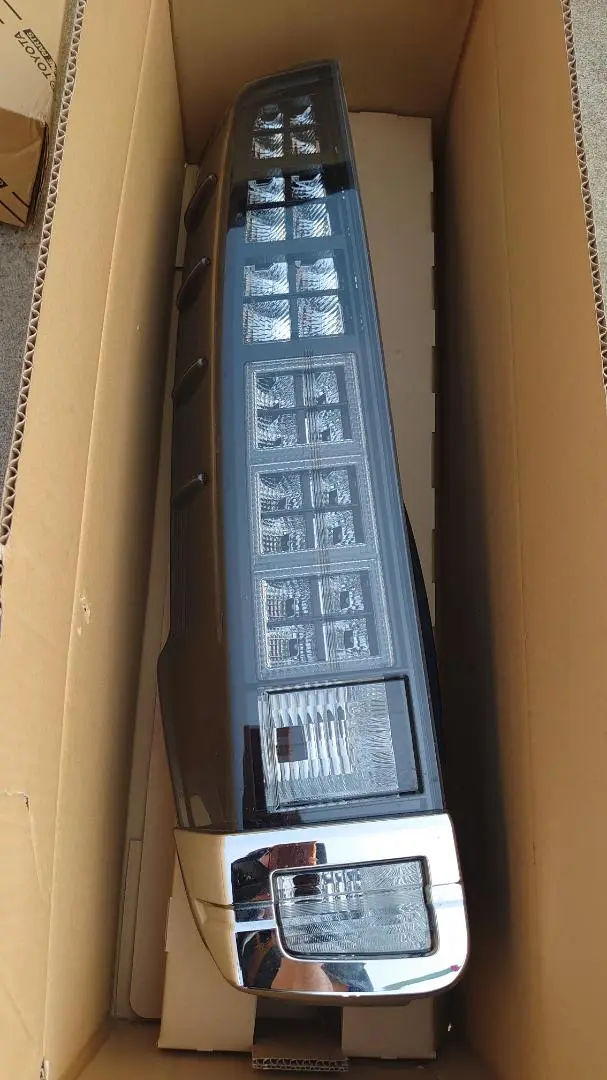 トヨタ ヴォクシー ZRR80W 純正テールランプ リム左右2Pブラックメッキ トヨタヴォクシーZRR80W 純正 テールランプ リム 左右2Pブラック