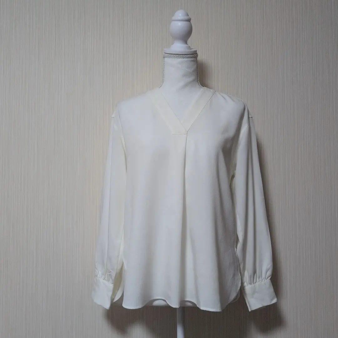 Thumbnail of Uniqlo Rayon V-Neck Blouse (Long Sleeve) Women's White S