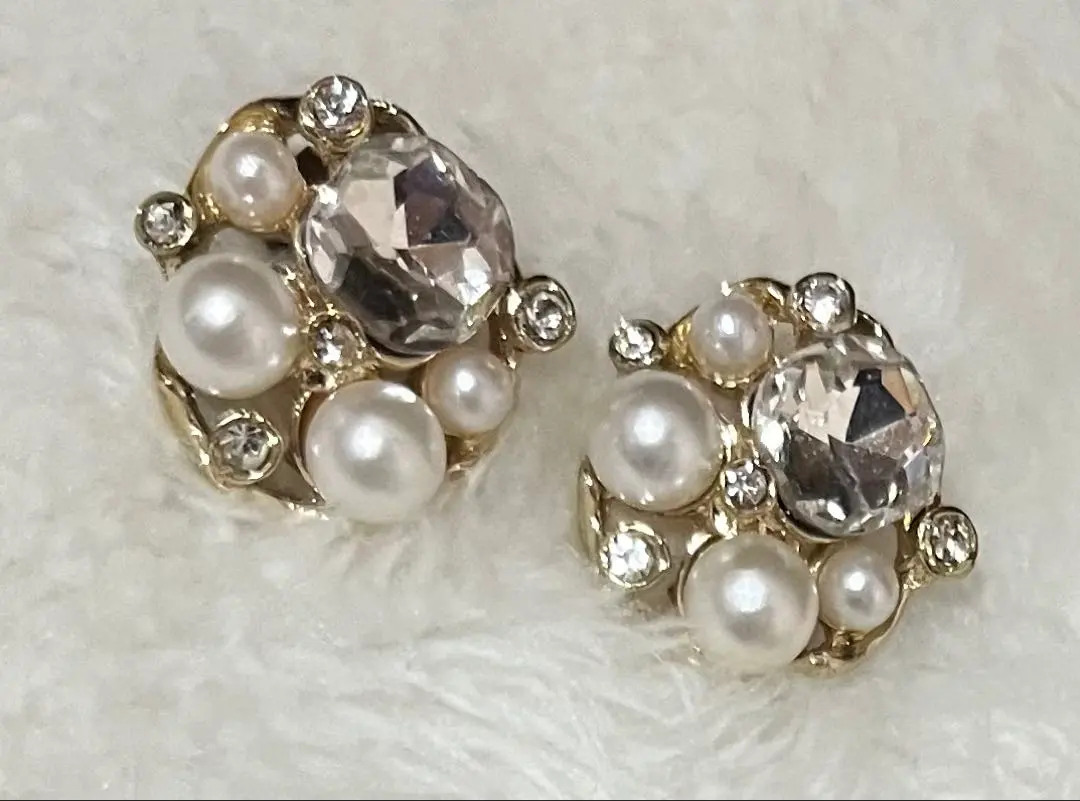 Thumbnail of Gold stud earrings with pearls and crystals