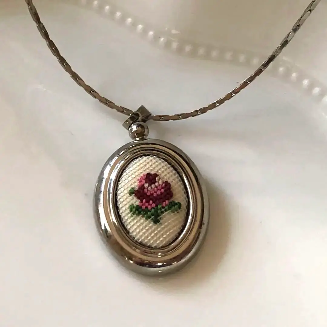 PETIT POINT プチポワン　ハート ネックレス 1-1プチポワン風 ネックレス② ハートホワイト 刺繍ネックレス