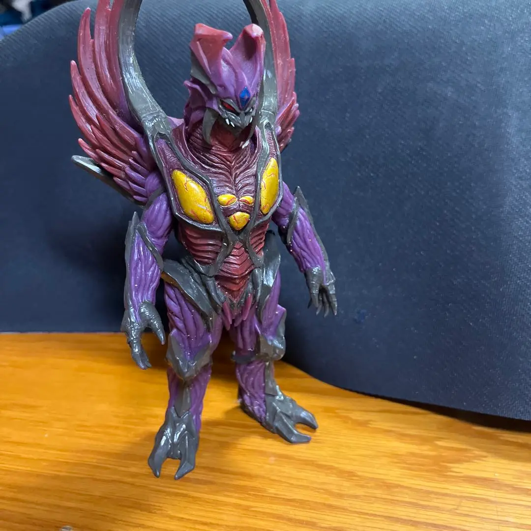 ウルトラ怪獣旧型ソフビカオスダークネス、イヴリース（リアル1801.1517） Amazon.co.jp: ウルトラ怪獣シリーズ40 カオスダークネス : おもちゃ