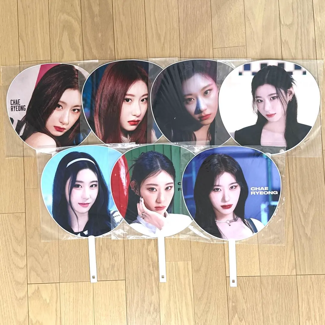 Thumbnail of ITZY Chaeryeong uchiwa (fan)