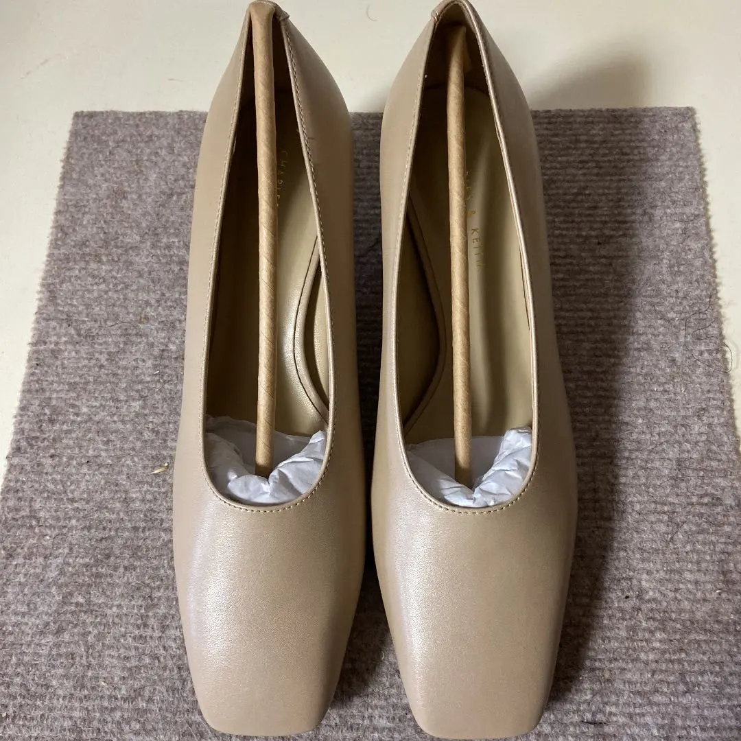 Thumbnail of Beige pumps