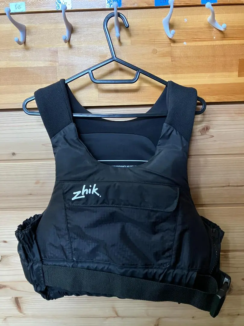 Zhik パフォーマンスライフジャケット 50N ブラック 驚くほど軽やか！動きを妨げない快適ライフジャケット｜Zhik