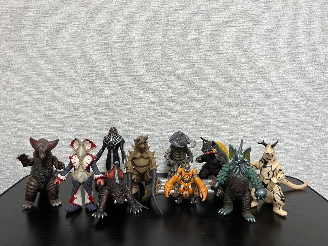 ウルトラ怪獣旧型ソフビラゴラスVSグランゴン（リアル塗装Ｎo２３１０ｆi） 溶岩怪獣 グランゴン＆冷凍怪獣 ラゴラス ソフビ(塗装版) - メルカリ