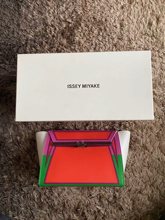 【新品未使用】ISSEYMIYAKE ガストンバッグ イッセイ ミヤケ「ガストン」に新作 - シックなワントーンの
