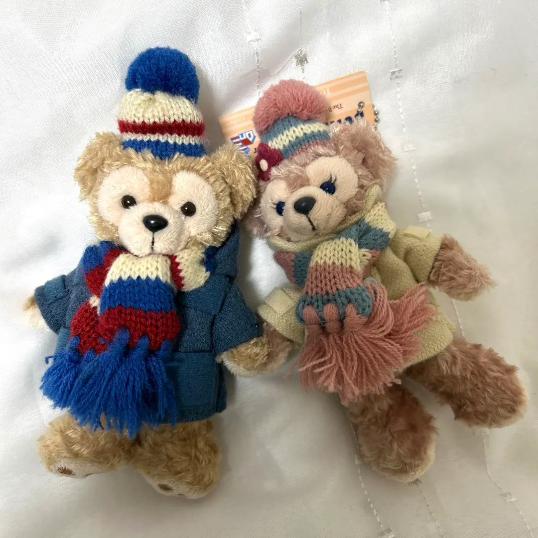 2012哈囉來自科德角 達菲 雪莉玫玩偶徽章 的縮圖