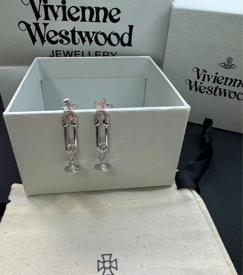 KITTY 安全ピンピアス　Vivienne Westwood KITTY 安全ピン ピアス Vivienne Westwood