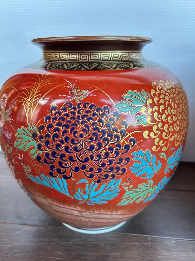 花器 九谷錦山 金彩色絵 蝶花唐草文 花瓶 人間国宝　箱あり　新品未使用品 Yahoo!オークション -「九谷 錦山」(花器、壷) (九谷)の落札相場