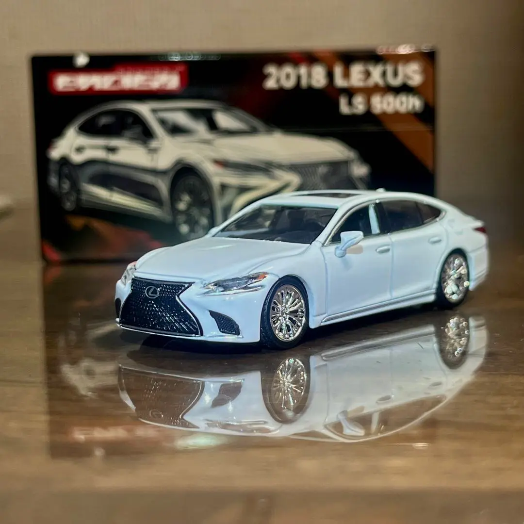 限定版1/18 レクサス LS500h 模型 ミニカー完成品　展示台付き 白 限定版1/18 レクサス LS500h 模型 ミニカー完成品 展示台付き 白