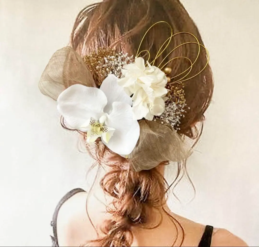 Thumbnail of White gold headdress set