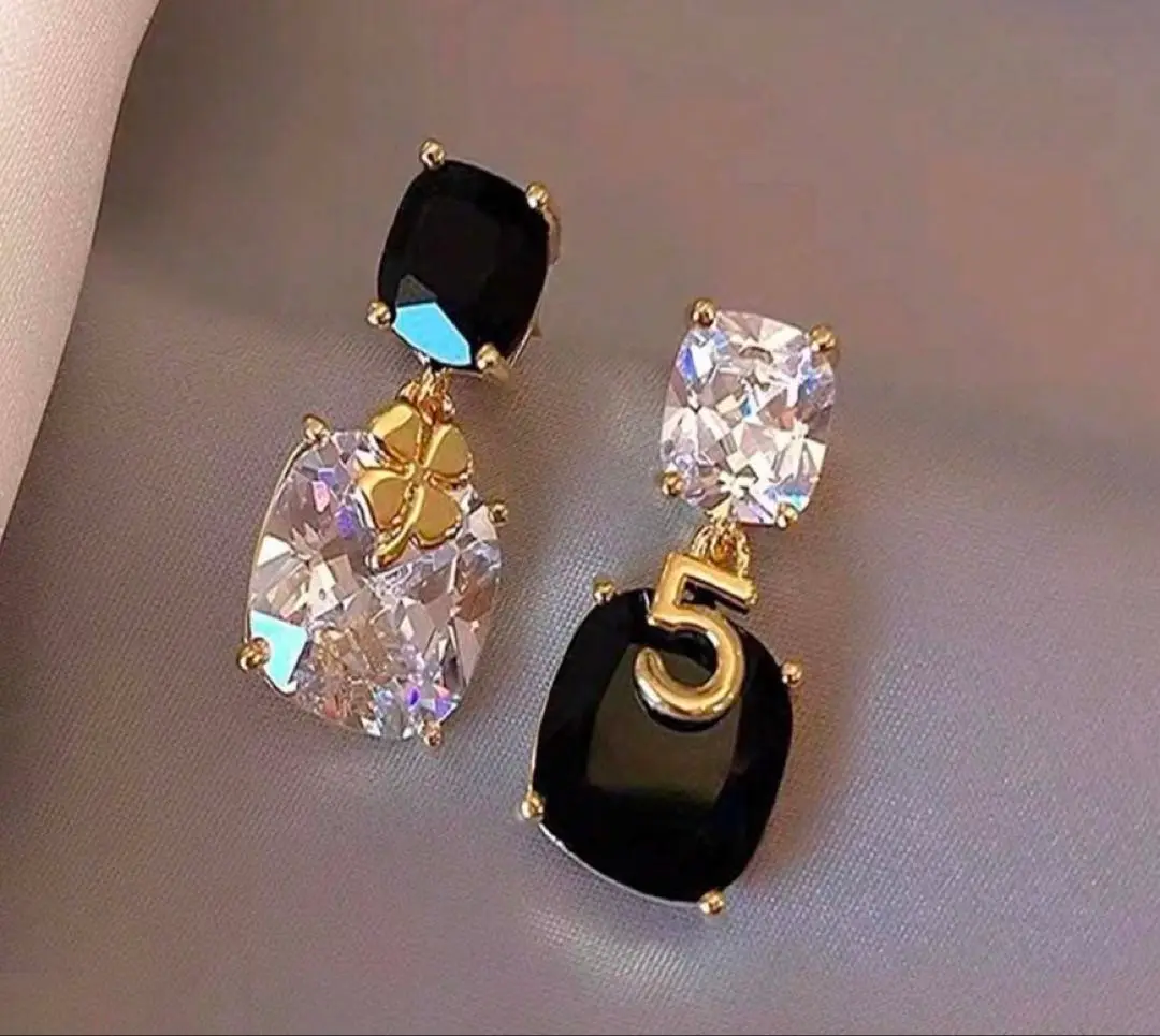 かめ！CHANEL ココマーク ラインストーンピアス BTSテテ着用モデル かめ様専用！CHANEL ココマーク ラインストーンピアス BTSテテ