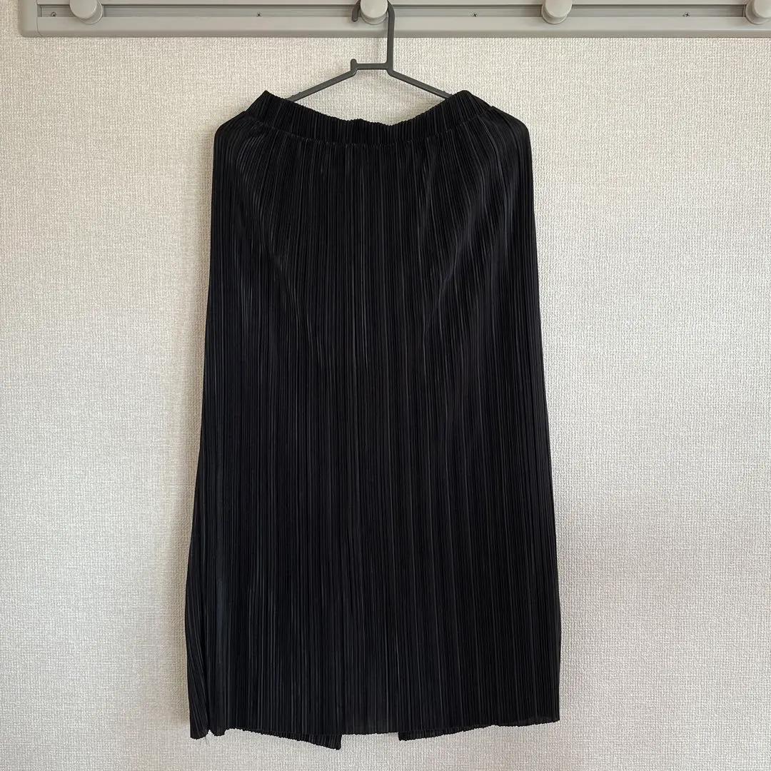 Thumbnail of GU Satin Pleated Black Slit Skirt, L, with lining