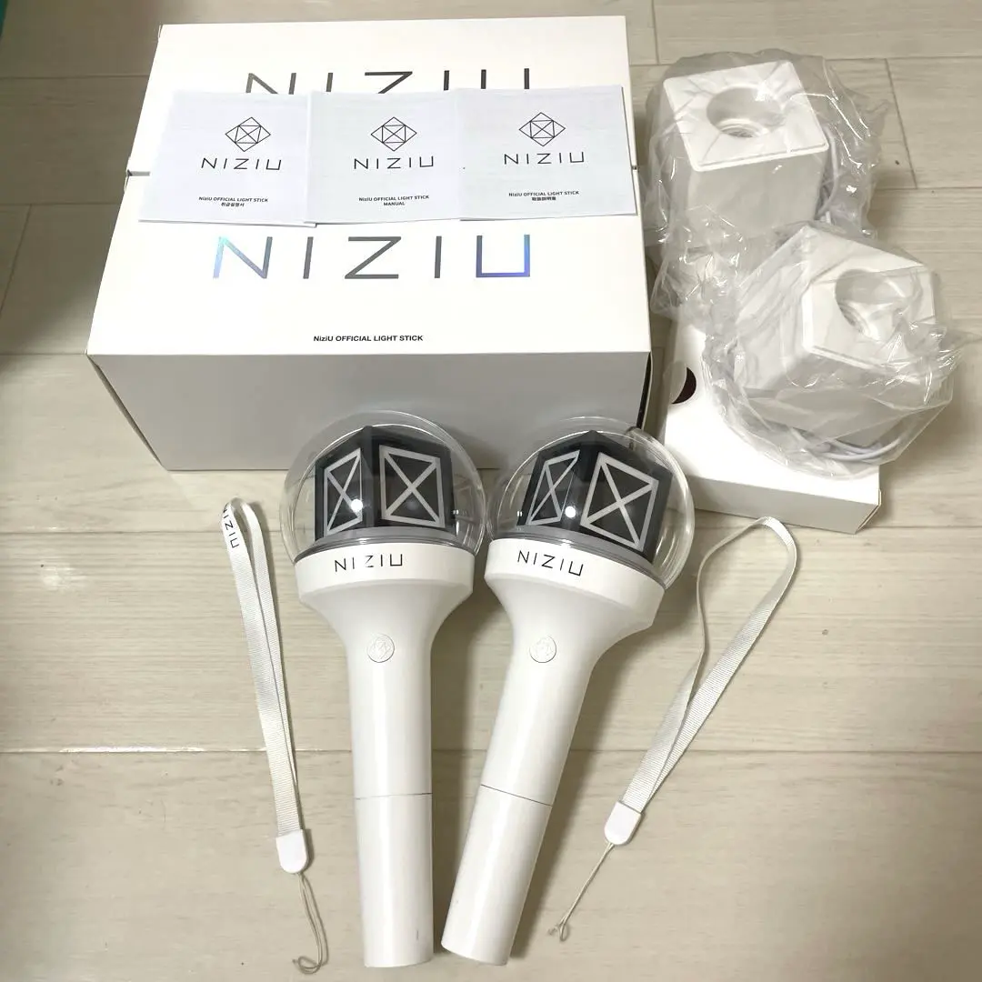動作確認済⭐︎ NiziU ペンライト　2本 NiziU ペンライト 2本セット 動作確認済 即日発送可 - メルカリ