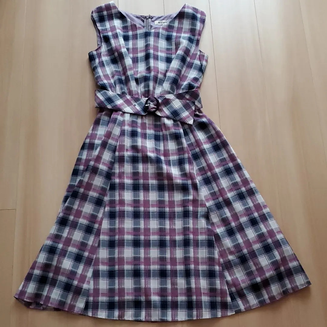 Thumbnail of Apuweiser-riche dress